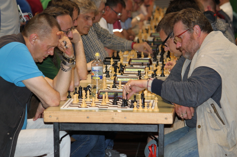 Turniersieger GM Vladimir Epishin (rechts) und IM Karl-Heinz Podzielny trennten sich in der 6. Runde remis