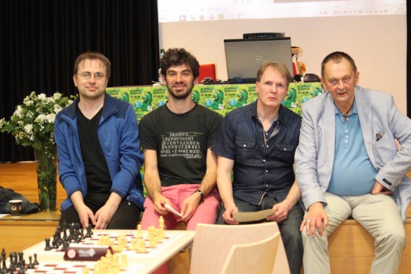Die Hauptpreisträger (v.l.) IM Mikhail Zaitsev (2. Platz), Turniersieger IM Ilja Schneider, Carsten Steinle (4. Platz) und IM Karl-Heinz Podzielny (3. Platz)